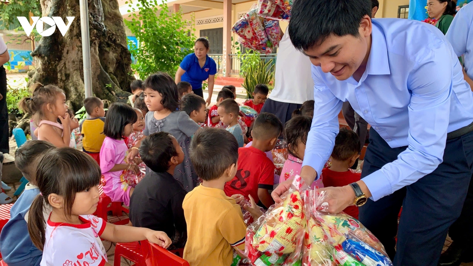 Mang trung thu đến với trẻ em khó khăn tại Đắk Lắk
